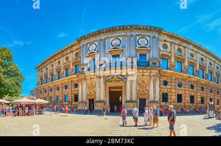 GRENADE, ESPAGNE - 25 SEPTEMBRE 2019 : façade panoramique du Palais Carlos V, célèbre monument de la Renaissance de l'Alhambra, le 25 septembre à Grenade Banque D'Images