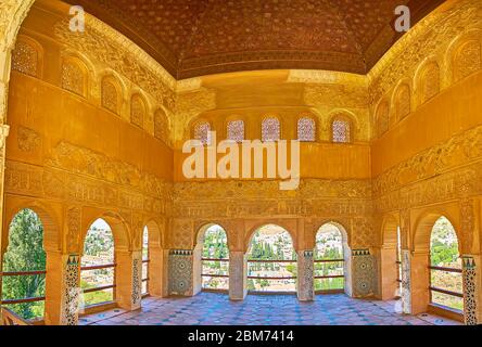 GRENADE, ESPAGNE - 25 SEPTEMBRE 2019 : Panorama de la salle du palais partal de l'Alhambra, décoré de fenêtres voûtées, sebka, écrans arabes et arabe Banque D'Images