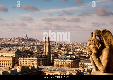 Les gargouilles de notre-Dame à Paris grotesques détournent symboliquement le mal et protègent la ville, France. Banque D'Images