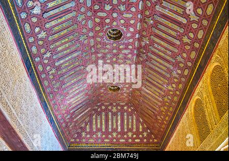 GRENADE, ESPAGNE - 25 SEPTEMBRE 2019 : décoration de style islamique de la salle dorée du palais Nasrid de l'Alhambra avec détails en bois sculpté, sebka sur les murs, Banque D'Images