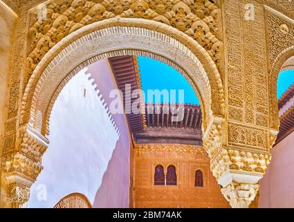 GRENADE, ESPAGNE - 25 SEPTEMBRE 2019 : l'arche richement décorée du patio de la salle dorée (palais Nasrid, Alhambra) avec le vieux placoplâtre sebka, arabesque
