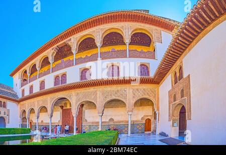 GRENADE, ESPAGNE - 25 SEPTEMBRE 2019 : la Cour des Myrtles ouvre la vue sur les paysages pittoresques du palais Nasrid, Alhambra, le 25 septembre à Grenade Banque D'Images