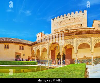 GRENADE, ESPAGNE - 25 SEPTEMBRE 2019 : Cour historique des Myrtles (palais Nasrid, Alhambra) avec buissons de myrtes topiaires, grand étang et arcade de Comares pa Banque D'Images