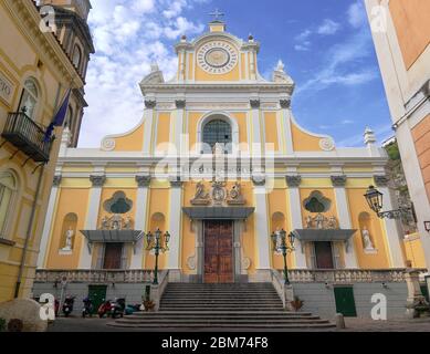 Dans le village de Minori S. Trofimena église sur la côte amalfitaine en Campanie Banque D'Images