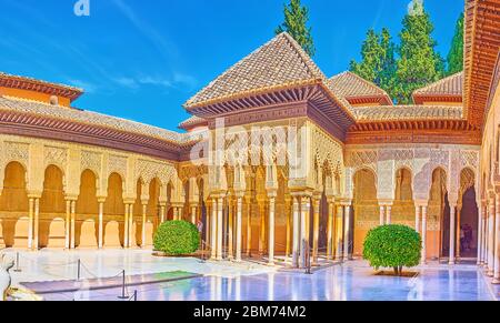 GRENADE, ESPAGNE - 25 SEPTEMBRE 2019 : impressionnant ensemble architectural de la Cour des Lions du palais Nasrid, Alhambra avec arcade ornée, décoré avec