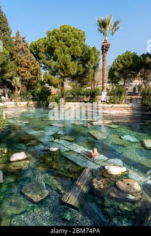 18 février 2018 : ruines de l'ancien bassin sacré de Cléopatra à Hiérapolis, Turquie Banque D'Images