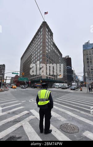 Policier au travail. Devant se trouve le bâtiment 75 Varick Street Office Space, au 1 Hudson Square, à Lower Manhattan, New York City, États-Unis. Banque D'Images