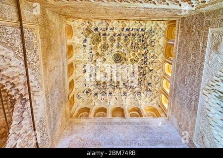 GRENADE, ESPAGNE - 25 SEPTEMBRE 2019 : la salle des Rois très ornée, située dans le Palais des Lions (Palais Nasrid, Alhambra) et décorée de sebka et m Banque D'Images