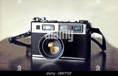 Photographie appareil photo reflex Vintage sur une surface en bois Banque D'Images