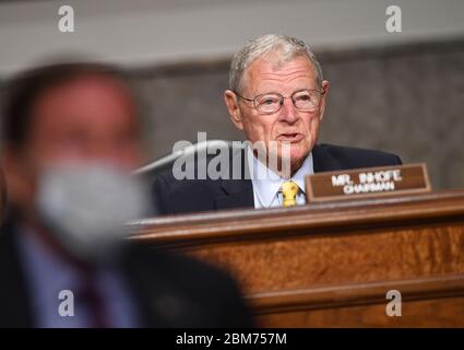 Le sénateur américain James Inhofe (républicain de l'Oklahoma), président du Comité des services armés du Sénat américain, lors d'une audience à Capitol Hill à Washington, DC, le jeudi 7 mai 2020. Kenneth Braithwaite, nommé secrétaire de la Marine; James Anderson, nommé sous-secrétaire adjoint à la Défense pour les politiques; et le général Charles Q. Brown, Jr., nommé pour renouvellement de mandat comme chef d'état-major de l'US Air Force, témoignent. Crédit: Kevin Dietsch / Pool via CNP | utilisation dans le monde entier Banque D'Images