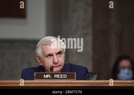 Le sénateur américain Jack Reed (démocrate de Rhode Island), membre de rang du Comité des services armés du Sénat américain, lors d'une audience au Capitole à Washington, DC, le jeudi 7 mai 2020. Kenneth Braithwaite, nommé secrétaire de la Marine; James Anderson, nommé sous-secrétaire adjoint à la Défense pour les politiques; et le général Charles Q. Brown, Jr., nommé pour renouvellement de mandat comme chef d'état-major de l'US Air Force, témoignent. Crédit: Kevin Dietsch / Pool via CNP | utilisation dans le monde entier Banque D'Images