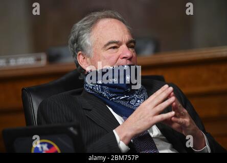 Le sénateur américain Tim Kaine (démocrate de Virginie), lors d'une audience des services armés du Sénat américain à Capitol Hill à Washington, DC, le jeudi 7 mai 2020. Kenneth Braithwaite, nommé secrétaire de la Marine; James Anderson, nommé sous-secrétaire adjoint à la Défense pour les politiques; et le général Charles Q. Brown, Jr., nommé pour renouvellement de mandat comme chef d'état-major de l'US Air Force, témoignent. Crédit: Kevin Dietsch / Pool via CNP | utilisation dans le monde entier Banque D'Images