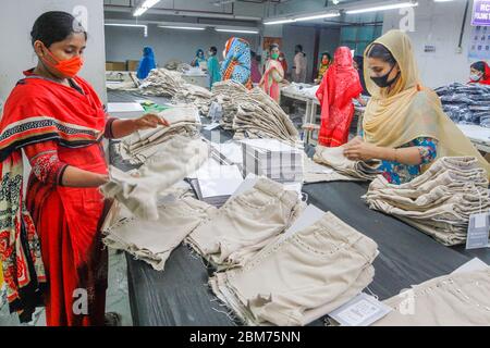 Dhaka, Bangladesh. 7 mai 2020. Des gens travaillent dans une usine de vêtements à Dhaka, au Bangladesh, le 7 mai 2020. Des milliers d'usines de vêtements readymade (RMG) au Bangladesh ont repris leurs activités depuis la semaine dernière à une échelle limitée. Crédit: STR/Xinhua/Alay Live News Banque D'Images