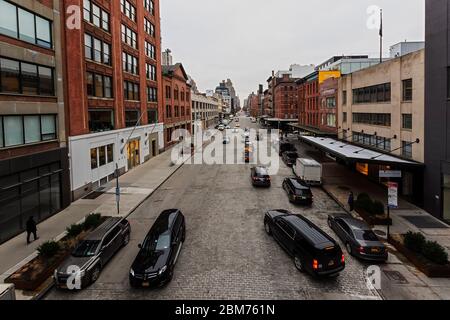 Quartier de Chelsea vu de High Line, parc public construit sur une ligne de train de marchandises historique, au-dessus des rues du côté ouest de Manhattan. Banque D'Images