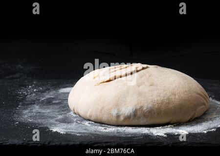 Ambiance sombre et ton maison cuisine maison biologique rustique Sourdough pain sur fond noir avec espace de copie Banque D'Images