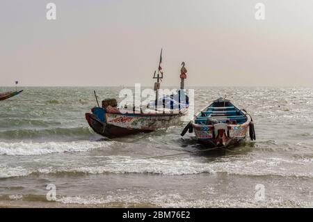 Bateau de pêche coloré à Banjul, capitale de la Gambie, Afrique de l'Ouest Banque D'Images