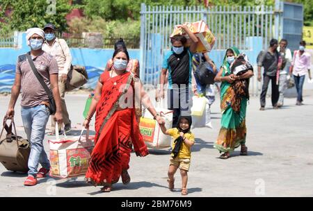 Prayagraj, Inde. 07th Mai 2020. Prayagraj: Un migrant de Surat (Gujrat) est arrivé par un train spécial à la jonction de Prayagraj, lors d'un confinement imposé par le gouvernement à l'échelle nationale comme mesure préventive contre le coronavirus COVID-19, à Prayagraj, le 7 mai 2020. (Photo de Prabhat Kumar Verma/Pacific Press) crédit: Pacific Press Agency/Alay Live News Banque D'Images