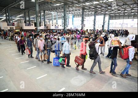 Prayagraj, Inde. 07th Mai 2020. Prayagraj: Des migrants d'Ahmedabad sont arrivés par un train spécial à la jonction de Prayagraj, lors d'un confinement imposé par le gouvernement à l'échelle nationale comme mesure préventive contre le coronavirus COVID-19, à Prayagraj, le 7 mai 2020. (Photo de Prabhat Kumar Verma/Pacific Press) crédit: Pacific Press Agency/Alay Live News Banque D'Images