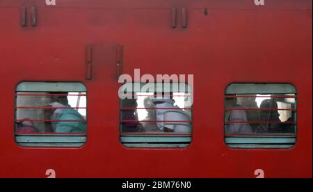 Prayagraj, Inde. 07th Mai 2020. Prayagraj: Un migrant de Surat (Gujrat) est arrivé par un train spécial à la jonction de Prayagraj, lors d'un confinement imposé par le gouvernement à l'échelle nationale comme mesure préventive contre le coronavirus COVID-19, à Prayagraj, le 7 mai 2020. (Photo de Prabhat Kumar Verma/Pacific Press) crédit: Pacific Press Agency/Alay Live News Banque D'Images