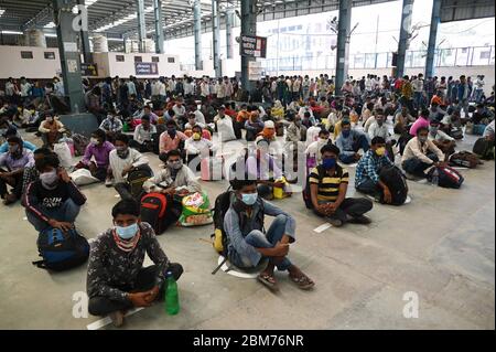 Prayagraj, Inde. 07th Mai 2020. Prayagraj: Un migrant qui est arrivé d'Ahmedabad par un train spécial, a posé un abri lors d'un confinement imposé par le gouvernement dans tout le pays comme mesure préventive contre le coronavirus COVID-19, à Prayagraj le 7 mai 2020. (Photo de Prabhat Kumar Verma/Pacific Press) crédit: Pacific Press Agency/Alay Live News Banque D'Images