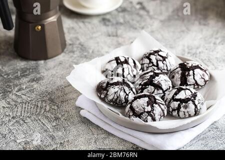 biscuits au chocolat. biscuits au chocolat faits maison biscuits en poudre de sucre. Banque D'Images