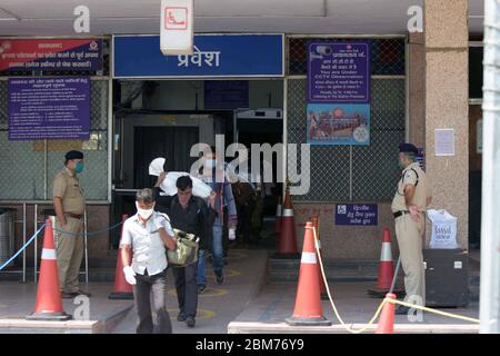 Prayagraj, Inde. 07th Mai 2020. Prayagraj: Un migrant de Surat (Gujrat) est arrivé par un train spécial à la jonction de Prayagraj, lors d'un confinement imposé par le gouvernement à l'échelle nationale comme mesure préventive contre le coronavirus COVID-19, à Prayagraj, le 7 mai 2020. (Photo de Prabhat Kumar Verma/Pacific Press) crédit: Pacific Press Agency/Alay Live News Banque D'Images