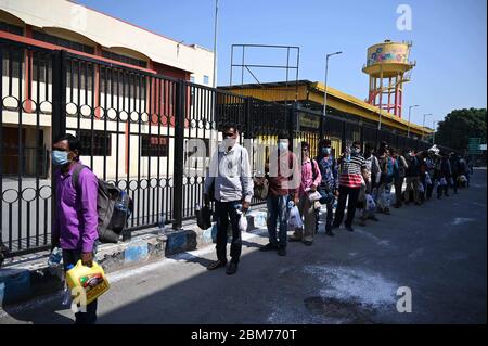 Prayagraj, Inde. 07th Mai 2020. Prayagraj: Des migrants d'Ahmedabad sont arrivés par un train spécial à la jonction de Prayagraj, lors d'un confinement imposé par le gouvernement à l'échelle nationale comme mesure préventive contre le coronavirus COVID-19, à Prayagraj, le 7 mai 2020. (Photo de Prabhat Kumar Verma/Pacific Press) crédit: Pacific Press Agency/Alay Live News Banque D'Images