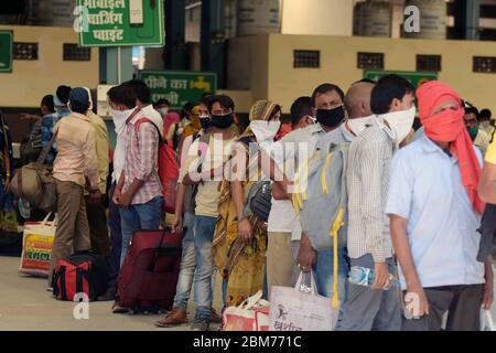 Prayagraj, Inde. 07th Mai 2020. Prayagraj: Un migrant de Surat (Gujrat) est arrivé par un train spécial à la jonction de Prayagraj, lors d'un confinement imposé par le gouvernement à l'échelle nationale comme mesure préventive contre le coronavirus COVID-19, à Prayagraj, le 7 mai 2020. (Photo de Prabhat Kumar Verma/Pacific Press) crédit: Pacific Press Agency/Alay Live News Banque D'Images