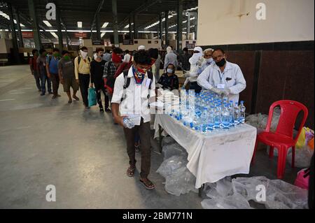 Prayagraj, Inde. 07th Mai 2020. Prayagraj: Les migrants collectent des paquets de nourriture après leur arrivée par un train spécial à la jonction de Prayagraj, lors d'un confinement imposé par le gouvernement dans tout le pays, comme mesure préventive contre le coronavirus COVID-19, à Prayagraj, le 7 mai 2020. (Photo de Prabhat Kumar Verma/Pacific Press) crédit: Pacific Press Agency/Alay Live News Banque D'Images