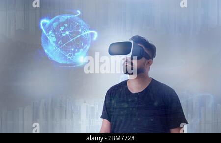 Guy regardant à travers les lunettes VR (réalité virtuelle) - regardant dans l'avenir Banque D'Images