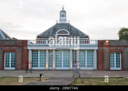 Façade classique Doric Columns Serpentine Gallery, Kensington Gardens, Londres W2 par James Gray West Banque D'Images