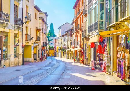 GRENADE, ESPAGNE - 25 SEPTEMBRE 2019 : le marché de souvenirs, situé dans la rue Cuesta de Gomerez, attire les touristes qui le visitent sur le chemin de l'Alhabb Banque D'Images