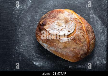 Ambiance sombre et ton maison cuisine maison biologique rustique Sourdough pain sur fond noir avec espace de copie Banque D'Images