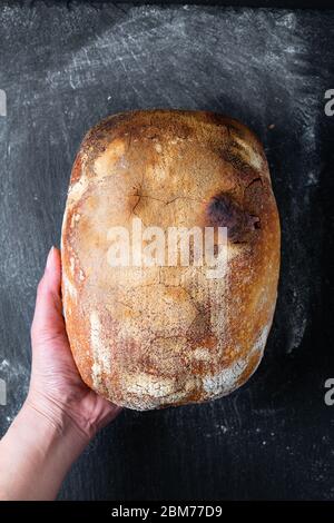 Ambiance sombre et ton maison cuisine maison biologique rustique Sourdough pain sur fond noir avec espace de copie Banque D'Images