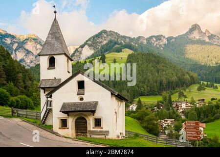 Chapelle romane San Cipriano, vallée des pneus, Dolomites, Tyrol du Sud, Italie, Europe Banque D'Images