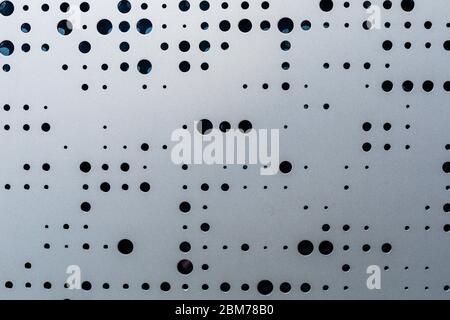 Feuille d'aluminium avec trous. Fragment de façade. Fond métallique. Banque D'Images