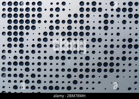 Feuille d'aluminium avec trous. Fragment de façade. Fond métallique. Banque D'Images