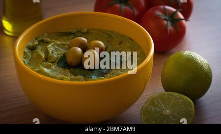 guacamole cuisine mexicaine typique sur table en bois Banque D'Images