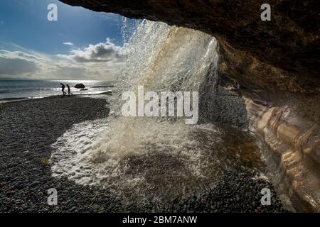 Cascade de Sandcut Beach sur le soleil de printemps après-midi-Jordan River, Colombie-Britannique, Canada. Banque D'Images