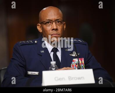 Le général Charles Q. Brown, Jr. Témoigne de sa nomination au poste de chef de cabinet de la United States Air Force devant le comité des services armés du Sénat américain au Capitole des États-Unis à Washington, DC le jeudi 7 mai 2020. Crédit: Kevin Dietsch/Pool via CNP/MediaPunch Banque D'Images