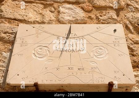 Le précieux cadran solaire sculpté sur le mur en mémoire de l'archiprêtre de Hita. 23 juillet 2019. Hita Guadalajara Castilla la Mancha. Espagne. Tourisme de voyage H Banque D'Images