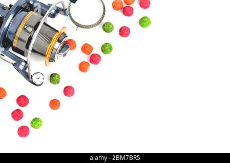Bobine de pêche, boboies colorés, cordon tressé, fond blanc, gros plan Banque D'Images