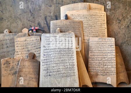 Comprimés en bois avec textes du Coran écrits avec la calligraphie arabe. Banque D'Images