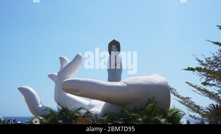 Statue de Guanyin blanc dans le Parc culturel bouddhiste de Nanshan, Sanya, île de Hainan, Chine. Banque D'Images