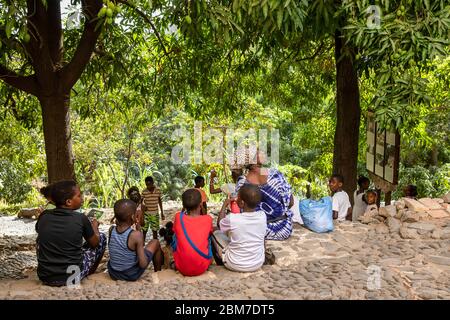 Élèves noirs et professeur en classe d'école en plein air dans la ville de Cidade Velha sur l'île de Santiago, Cap Vert / Cabo Verde Banque D'Images