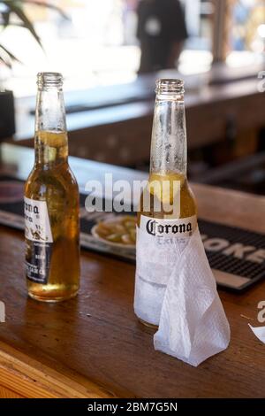 Punta Cana / République Dominicaine - 10.24.2007: Deux bouteilles de Corona Extra bière avec un morceau de citron à l'intérieur, servi dans un bar près de la plage de Punta Cana Banque D'Images