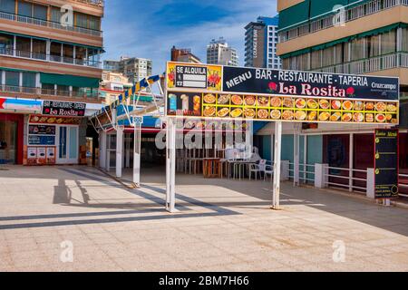 Benidorm, Alicante Espagne, 4.5.2020, crise de Corona: Un signe 'e Alquila“ (à louer) avis sur les fenêtres d'un restaurant la fermeture forcée due à la pandémie a entraîné de nombreux hommes d'affaires à rencontrer des difficultés économiques et certains d'entre eux ne veulent plus ou ne peuvent plus gérer leurs magasins Banque D'Images