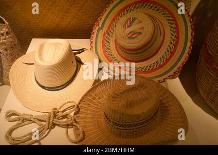 Salvadorian traditionnel hommes de chapeaux de paille dans le Museo Nacional de Antropologia David J. Guzman à San Salvador, El Salvador, Amérique centrale Banque D'Images