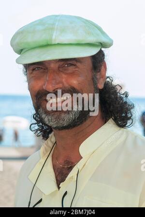 Portrait d'un artiste de rue souriant avec des écluses et une barbe fluides dans la ville touristique de Positano sur la côte amalfitaine, province de Salerne, Italie Banque D'Images