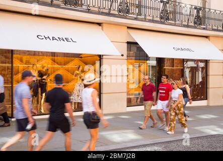 Des amateurs de shopping d'été qui se prominent devant le magasin de luxe Chanel sur Bond Street, dans le West End de Londres, au Royaume-Uni Banque D'Images